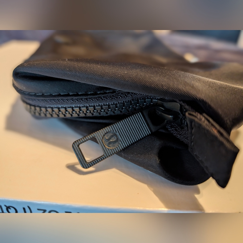 Lululemon Out of Range Kit makeup bag - Picture 6 of 7